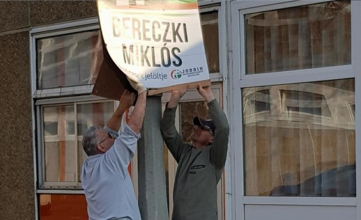 Önkormányzati alkalmazottak tépkedik a jobbikos plakátokat Csepelen