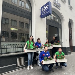 Közösségi virágültetés a VII. kerületi Csengery utcában